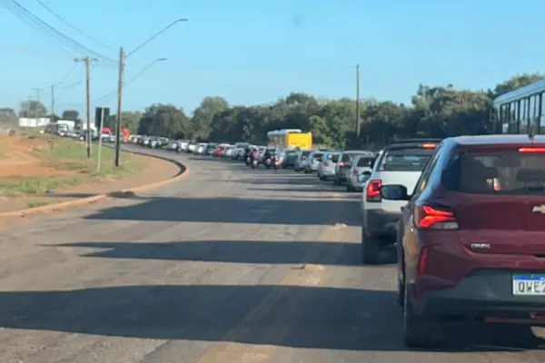 Acidente entre caminhão e motocicleta provoca congestionamento na Avenida Siqueira Campos, em Palmas, no início da manhã deste sábado
