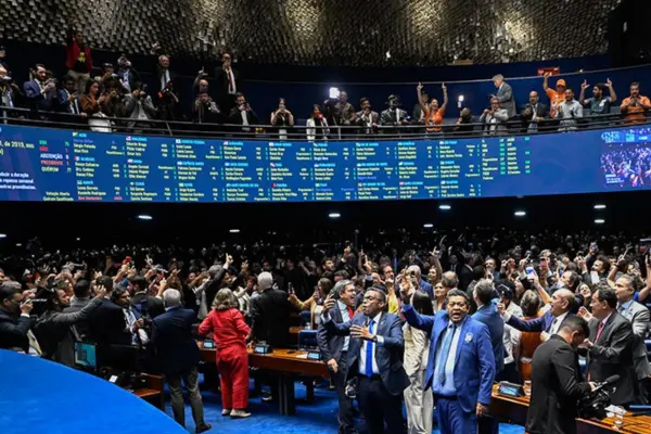 Senadores aprovam fim da escala 6x1 com 75 votos favoráveis e texto segue para promulgação