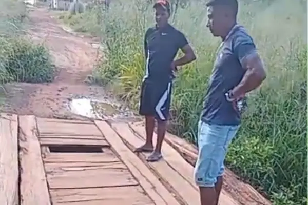 Moradores sobre a ponte onde carrinho de criança caiu em Novo Acordo - Foto: Divulgação