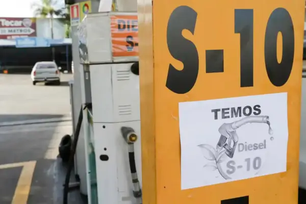 Governo Federal zera imposto e cria subsídio para conter alta dos combustíveis