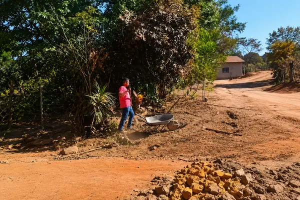 Isolamento e descaso: Moradores tapam buracos com carrinho de mão e pás para melhorar estrada que liga povoado de Rio Sono a Novo Acordo