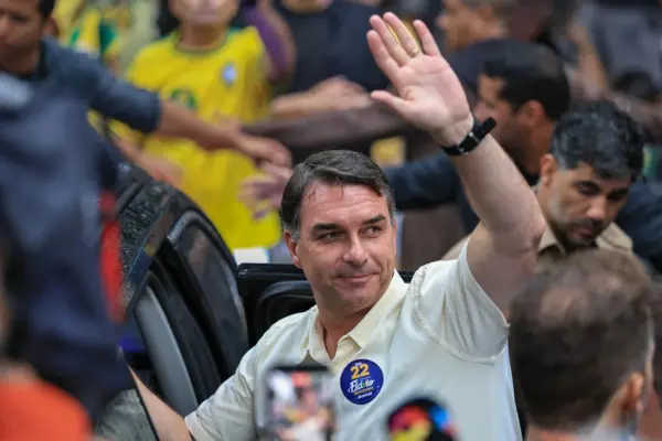 Senador Flávio Bolsonaro chega aos Estados Unidos, segundo aliado, após ordem de Moraes  para entregar passaportes